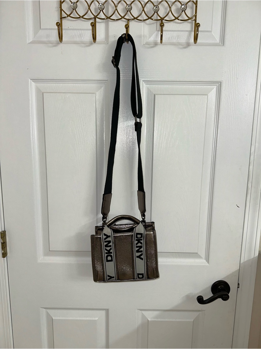 ✨ DKNY Metallic Crossbody Purse ✨
👜 New Without Tags (NWOT) 👜